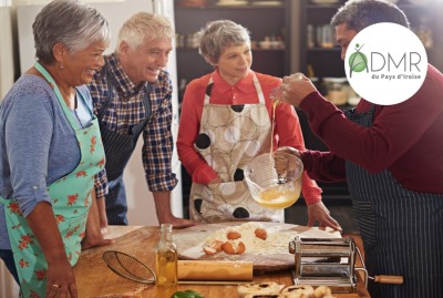 groupe de seniors préparant un repas ensemble