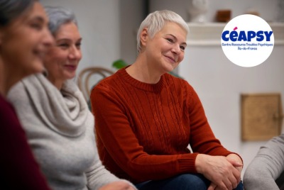 gros plan femmes souriantes dans un groupe de parole