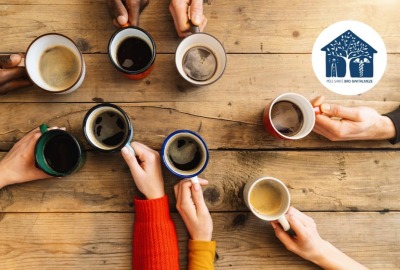 gros plan mains tenant des tasses de café ou de boissons chaudes sur une table en bois