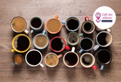 vue du dessus tables en bois avec plusieurs tasses de boissons chaudes différentes