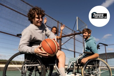 groupe de 3 jeunes, dont deux en situation de handicap, jouant au basketball