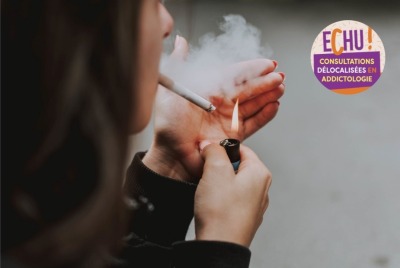 gros plan femme de dos allumant une cigarette et soufflant de la fumée