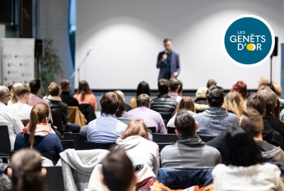 personnes de dos assistant à une conférence