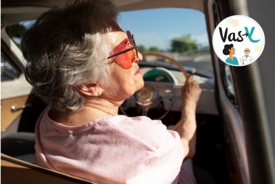 gros plan femme senior de dos lorsqu'elle conduit sa voiture