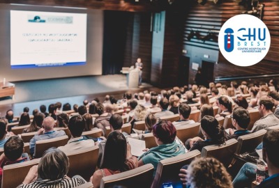 personnes assistant à un cours ou une conférence dans un amphithéâtre