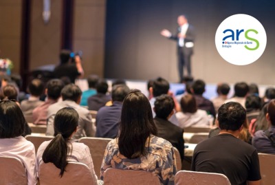 personnes de dos assistant à une conférence