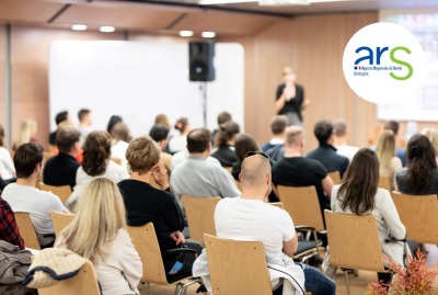 personnes de dos assistant à une conférence