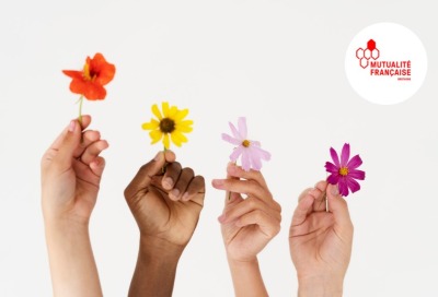 mains de 4 femmes tenant des fleurs différentes