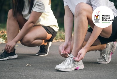 gros plan jambes deux jeunes femmes en tenue de course faisant leurs lacets