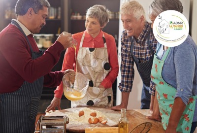 groupe de seniors préparant un repas