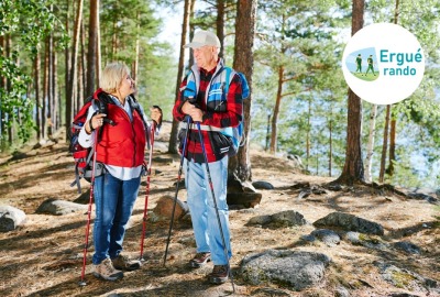 couple de seniors discutant en tenue de rando sur un sentier côtier