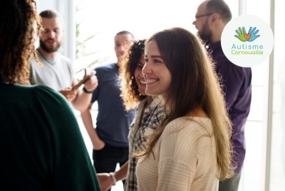deux jeunes femmes discutant dans un groupe