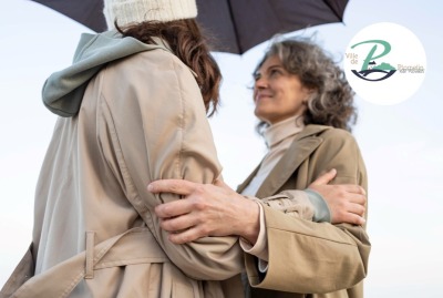 mère et fille se tenant dans les bras