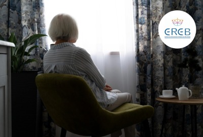 femme senior de dos dans un canapé seule dans sa maison