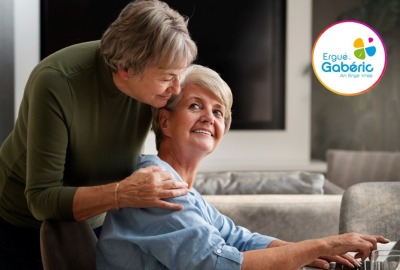 deux femme seniors se tenant dans les bras