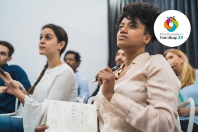 gros plan personnes assistant à une conférence