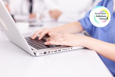 gros plan soignant consultant son ordinateur portable