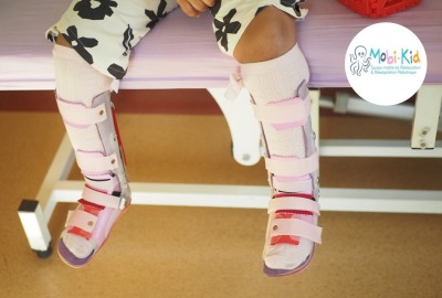 gros plan orthèses jambes jeune enfant