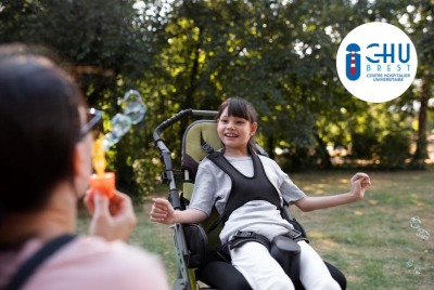 gros plan femme soufflant des bulles de savon vers une jeune fille en situation de handicap