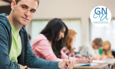 gros plan jeune homme  prenant des notes pendant un cours universitaire