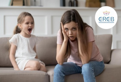 jeune maman mains sur les oreilles pendant que sa fille hurle à côté d'elle