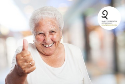 gros plan femme senior souriante et levant le pouce pour dire que tout va bien