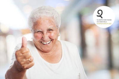 gros plan femme senior souriante levant le pouce en l'air