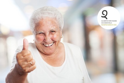 gros plan femme senior souriante levant le pouce en l'air