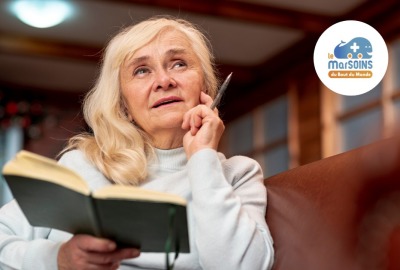 femme senior pensive, un livre ouvert à la main