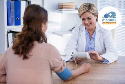 médecin souriante prenant la tension d'une femme de dos pendant un examen