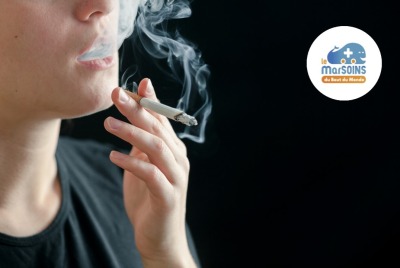 gros plan femme recrachant de la fumée, cigarette à la main