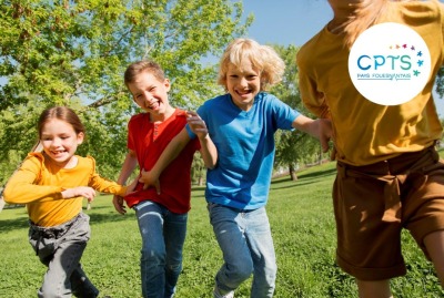 gros plan enfants heureux courant dans la nature au soleil
