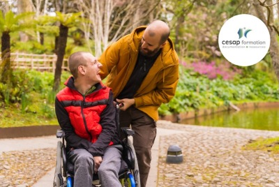 amis, dont l'un en situation de handicap, se promenant
