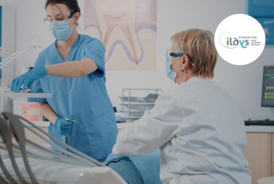dentiste et son assistante pendant un examen dentaire