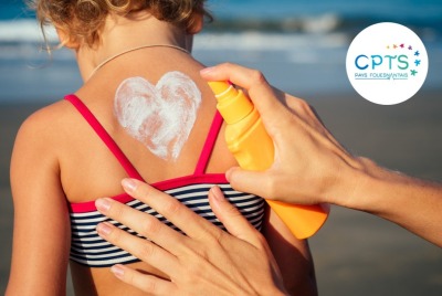 gros plan dos d'un enfant avec crème solaire dessinée en forme de coeur
