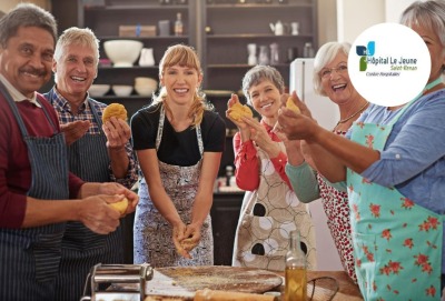 groupe de seniors et animatrice pendant un atelier cuisine