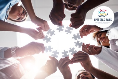 groupe de soignants en cercle joignant des pièces de puzzle