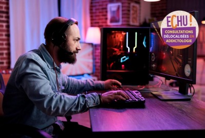 homme jouant à des jeux sur son ordinateur