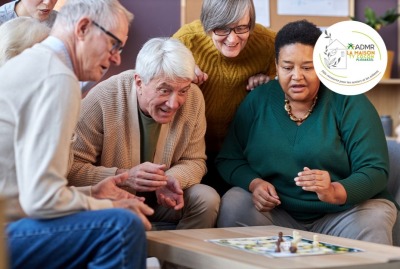 groupe de seniors jouant à un jeu de societe