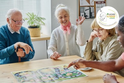 groupe de seniors jouant à un jeu de société