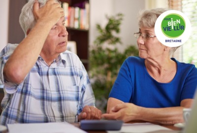 homme senior qui met sa main sur son front en discutant avec sa femme parce qu'il a oublié quelque chose