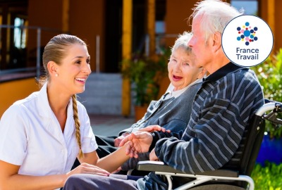 infirmière discutant en souriant avec deux personnes âgées
