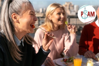 gros plan femmes amies pendant un repas