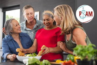 groupe de femmes cuisinant en plaisantant