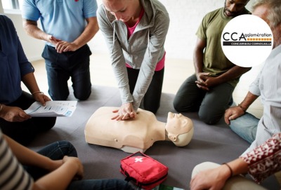 groupe de personnes pendant une formation premiers secours