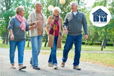 groupe de seniors marchant en parlant dans un parc