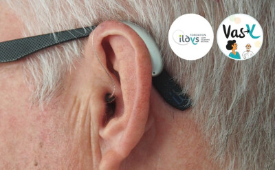 oreille senior homme appareillée