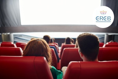 deux personnes assises dans des fauteuils de cinéma, de dos