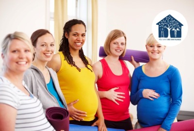 groupes de jeunes femmes enceintes souriantes pendant un cours de fitness