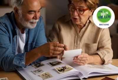 homme et femme seniors en train de regarder les photos d'un vieil album